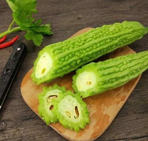 闰节吃瓜,瓜果飘香，共享欢乐时光